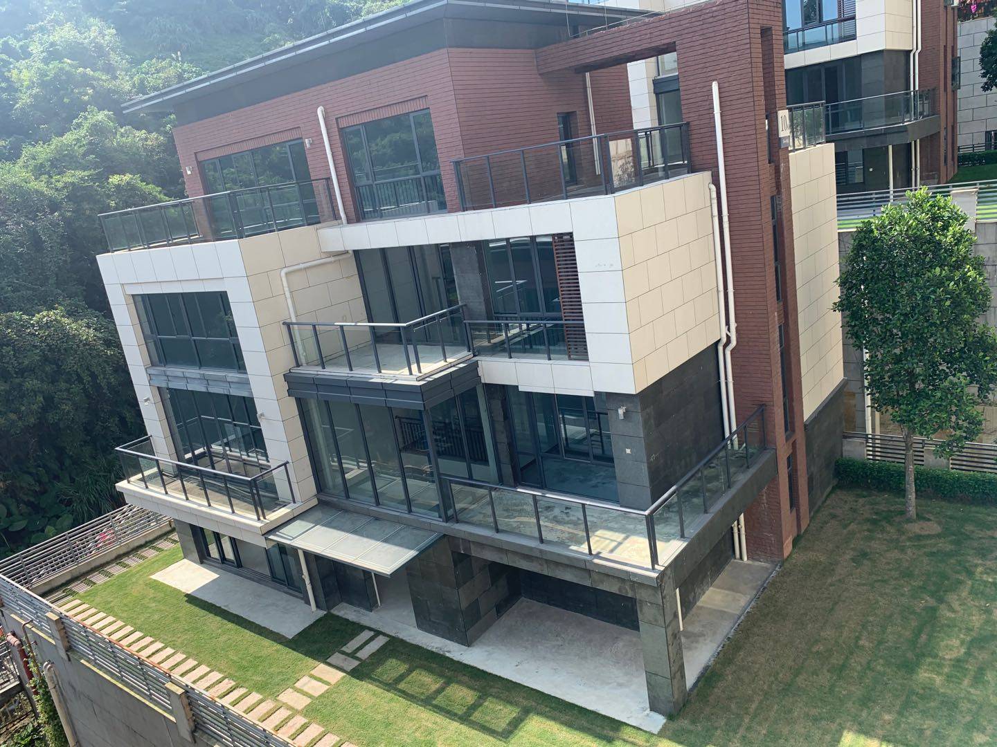 中通半山半海深圳关内地铁口一手别墅