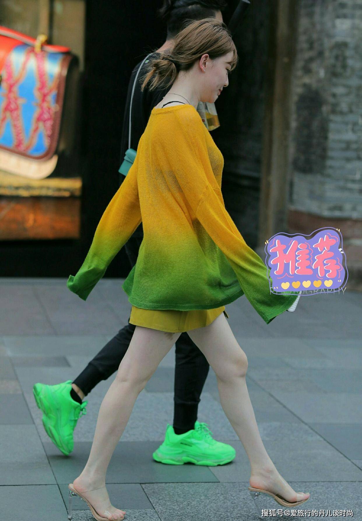 小姐姐橙绿渐变色上衣搭配草绿色短裙显得温柔可爱开朗的笑容很有