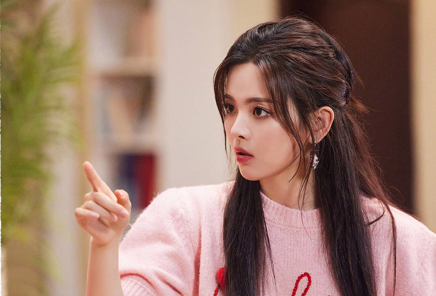 原创开播情景喜剧杨超越组晋级总决赛但明星素人恋有待商榷