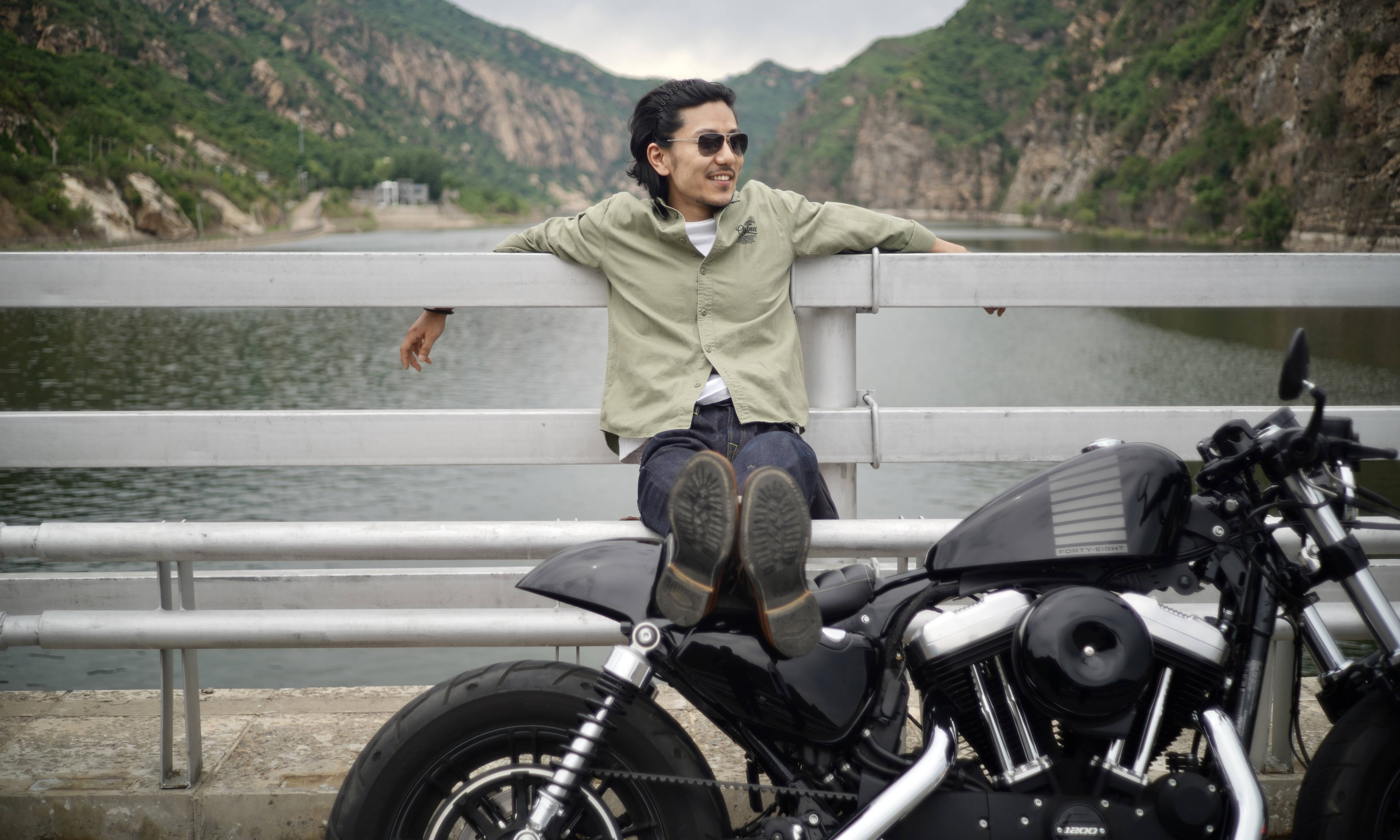 石昊正机车型男骑行享惬意时光