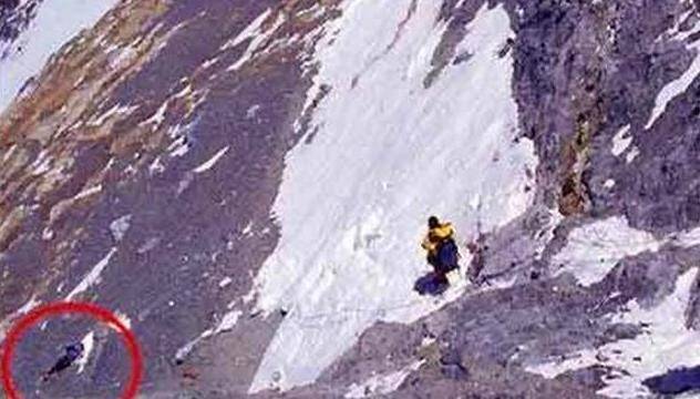 原创             珠峰上的“睡美人”被冰封9年，百人路过都无视，只有一人做了件傻事