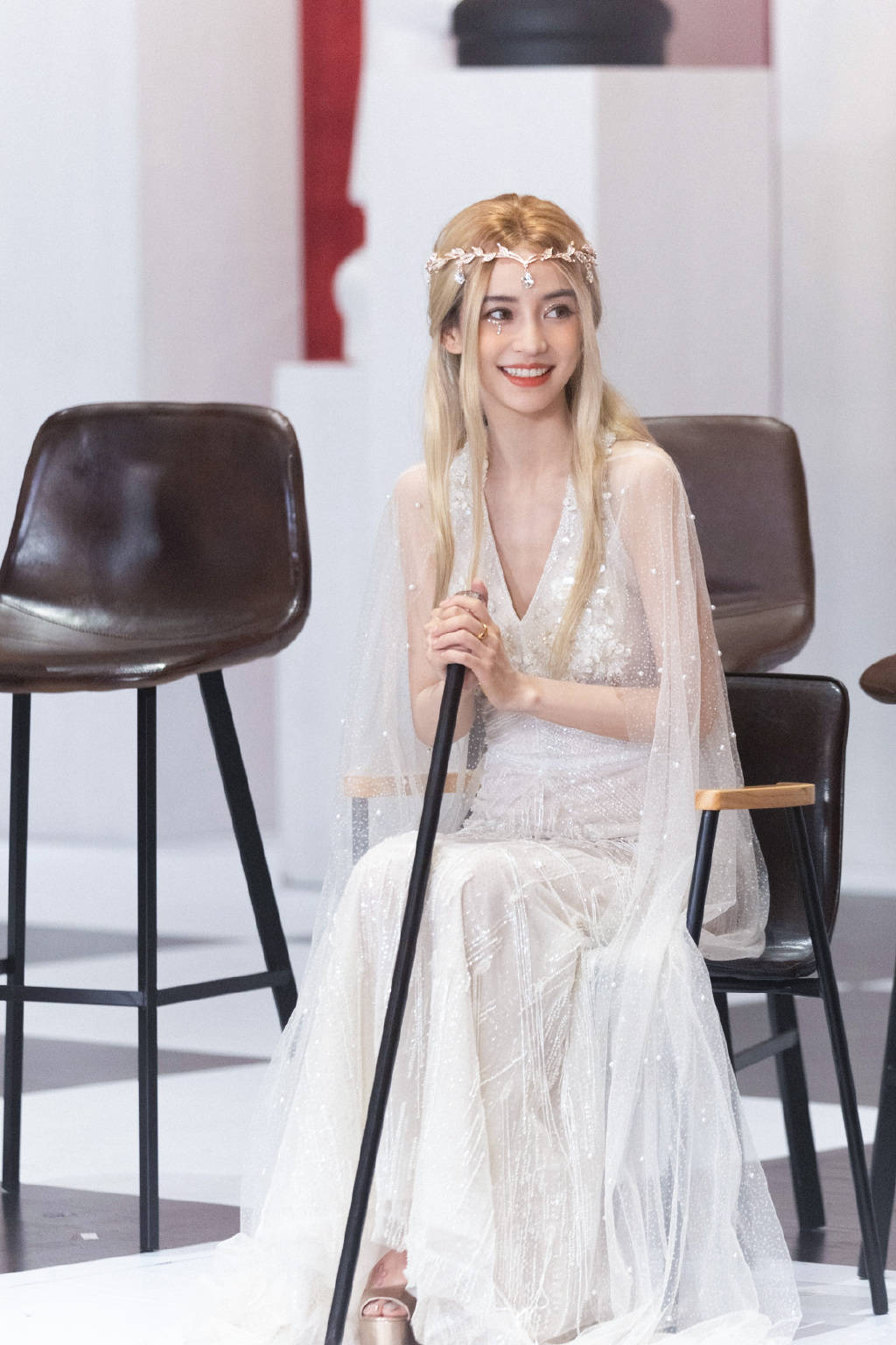 杨颖cos精灵女王 头戴王冠金发长裙仙气飘飘-搜狐大视野-搜狐新闻