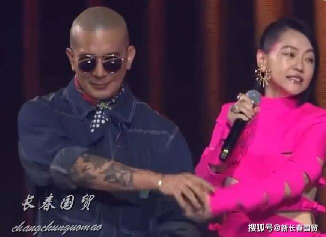 大S老公现身金曲奖秀中文,上台遭小s袭胸显尴尬