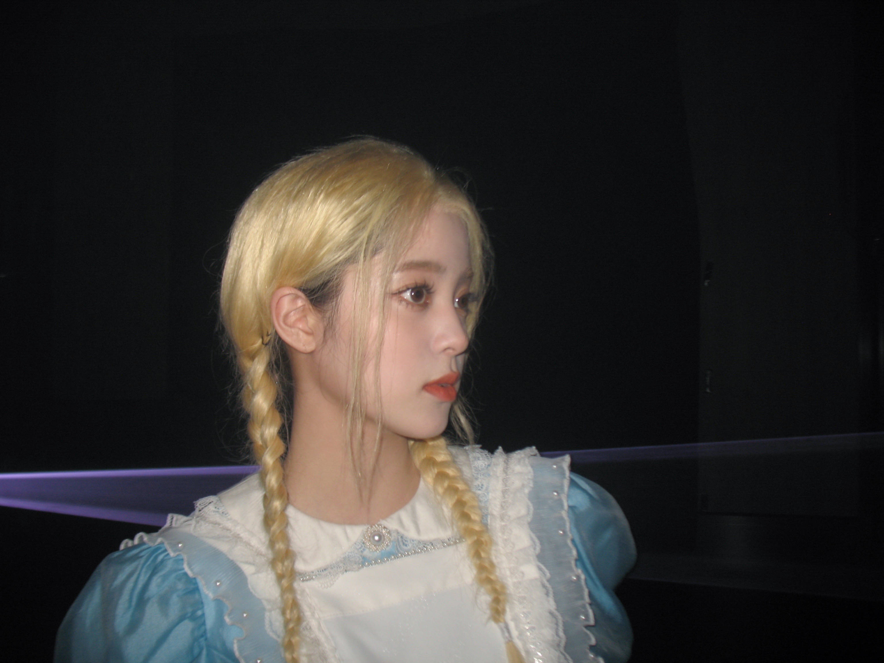 欧阳娜娜梦幻cos爱丽丝 金发造型有梦游仙境那味了