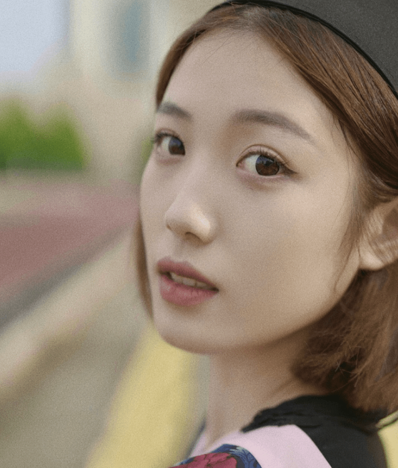 组图：高诗岩女友晒毕业照 青春靓丽笑容阳光