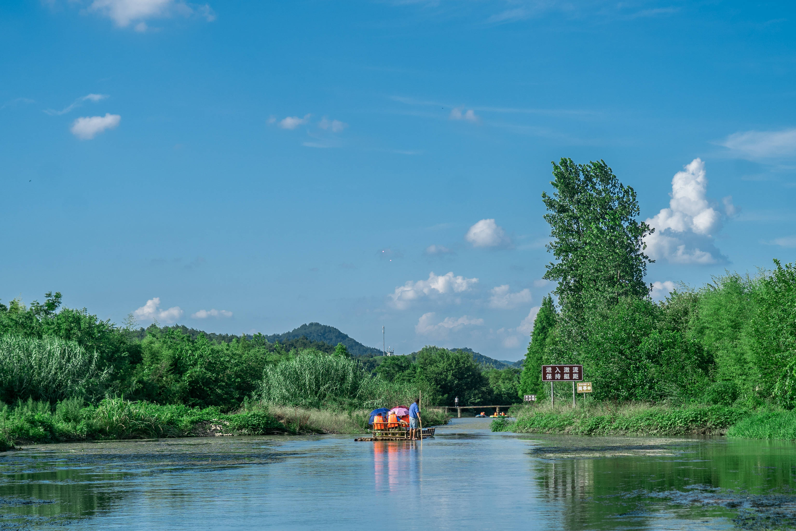 的非常真得非常的迷人,会让人情不自禁地联想到在桂林漓江漂流的感觉