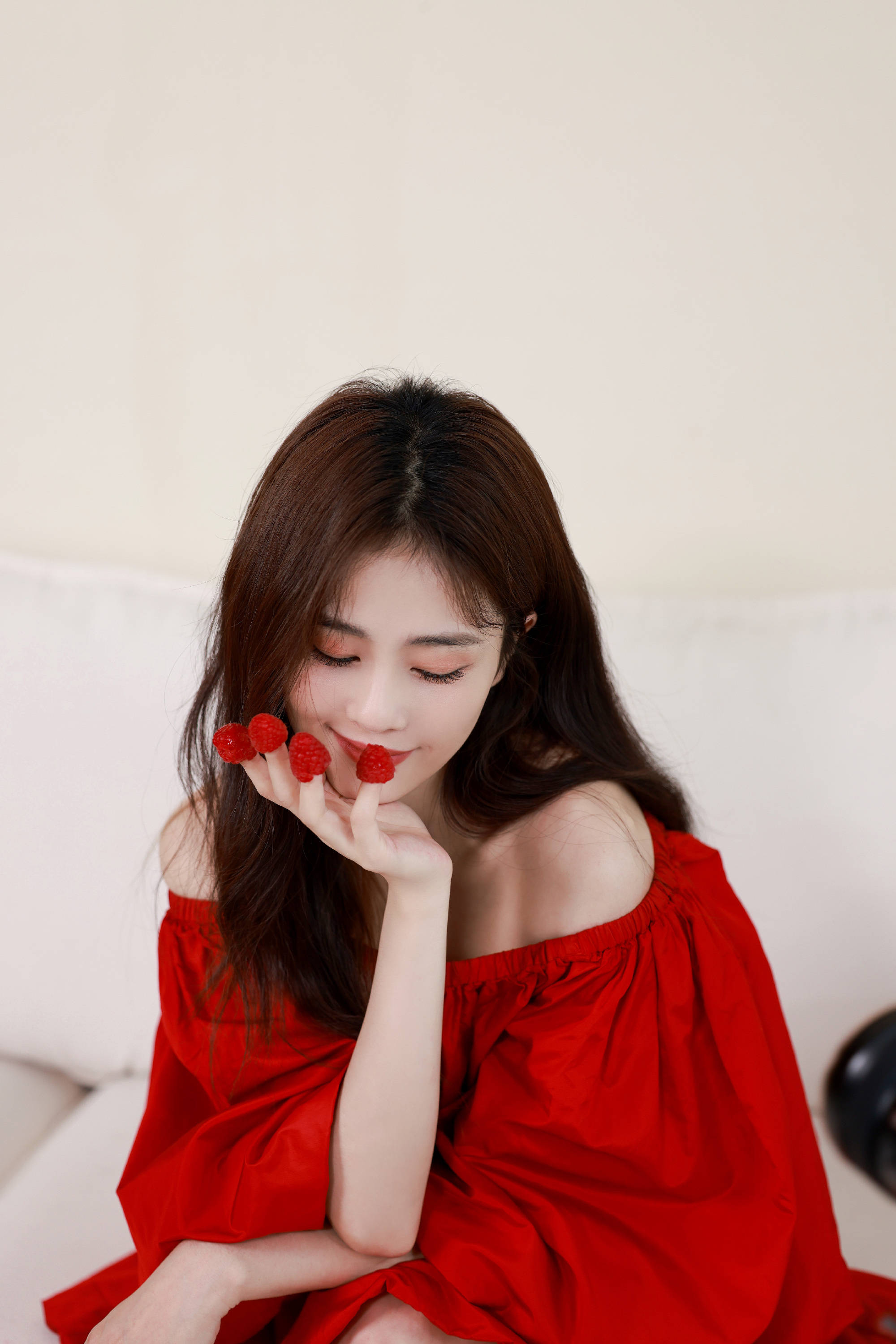 白鹿穿红色抹胸连衣裙明艳俏皮 少女娇羞美丽动人