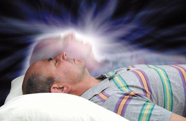 梦回往昔，已故亲人复生与健在亲人病危的梦境解析