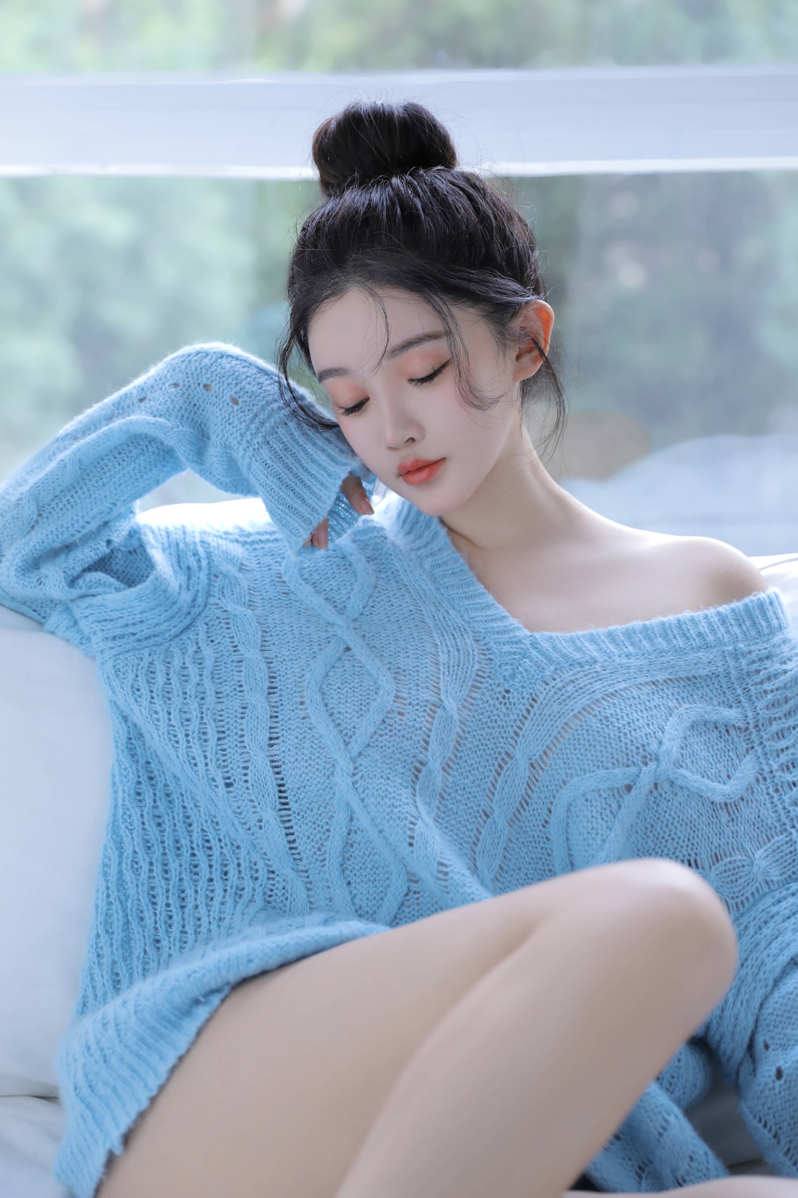 孙心娅拍时尚大片 天空蓝抹胸毛衣香肩微露好身材显露无疑_镜头_女神