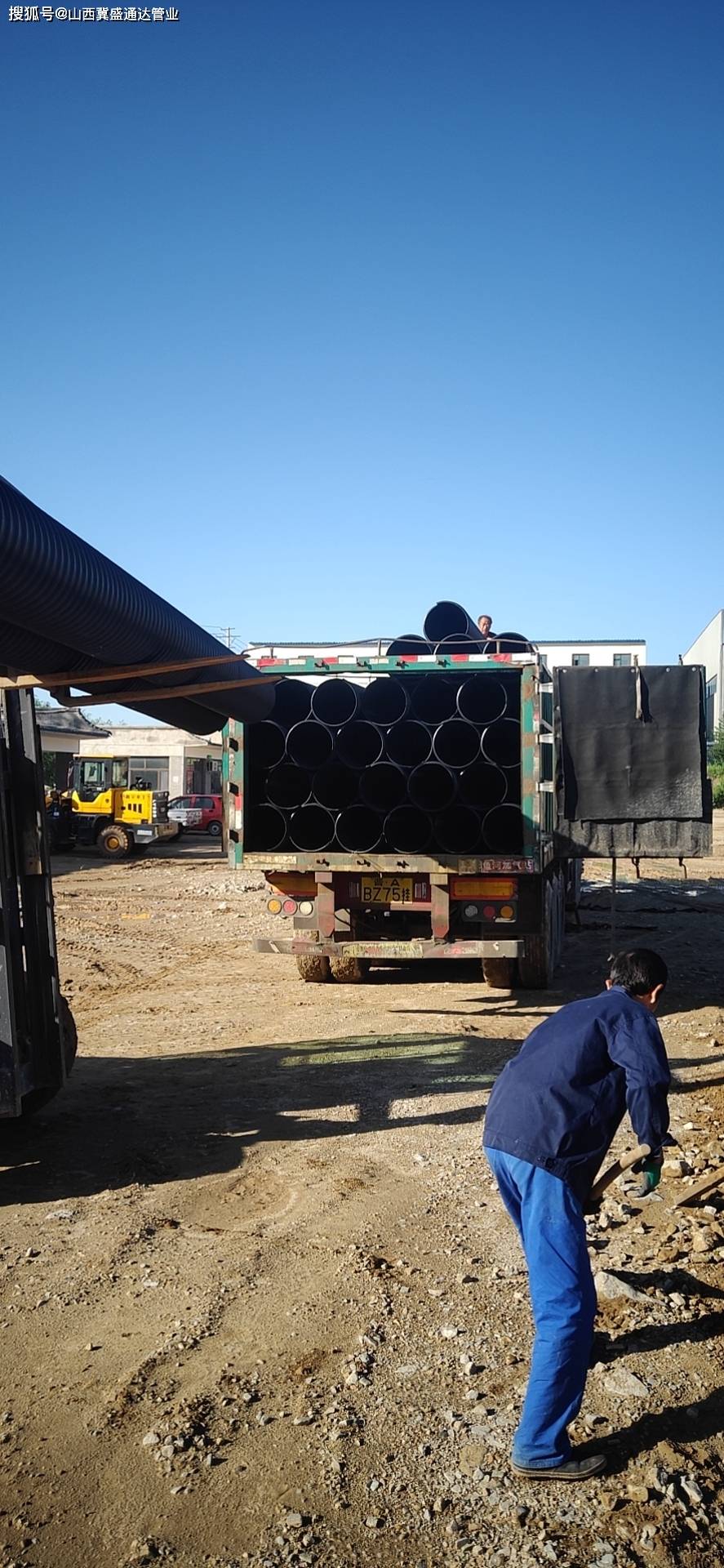 山西吕梁波纹管工地卸车现场实拍,一车钢带波纹管型号300和400.