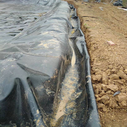 如何建防渗膜蓄水池-锚固沟_施工_进行_坡面