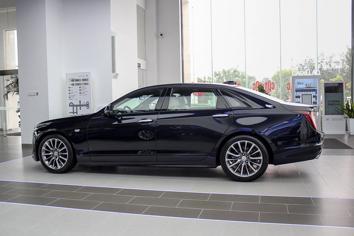 专属车漆/配备殿堂级音响 凯迪拉克ct6 120周年限量版到店实拍_搜狐