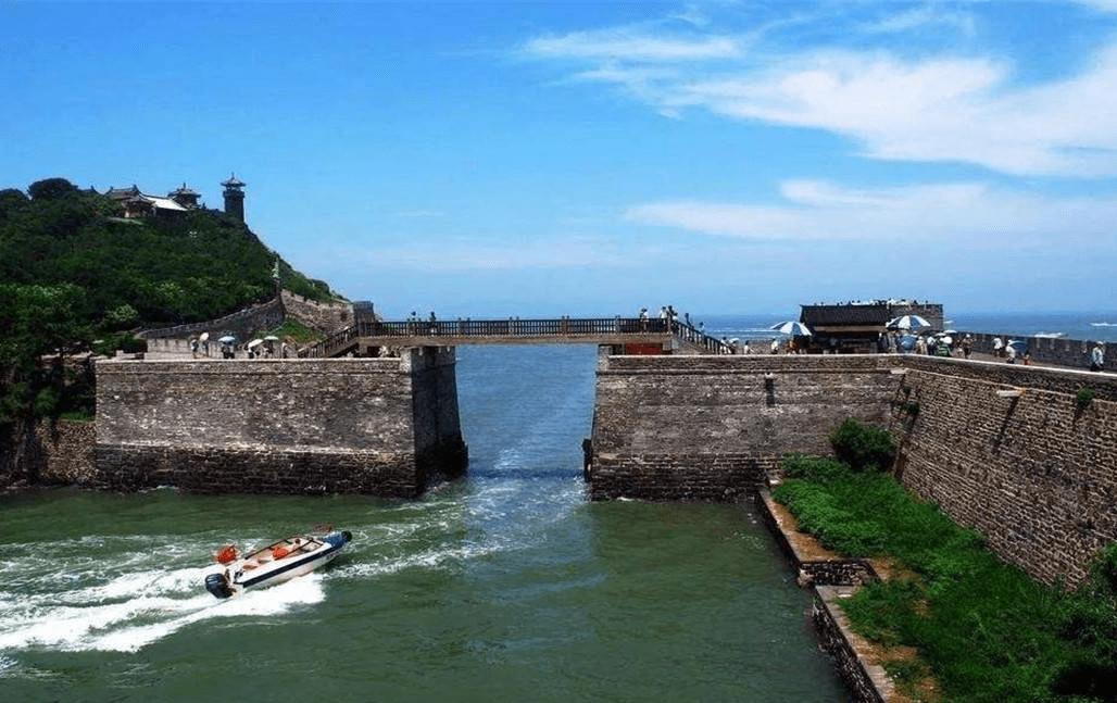 山东蓬莱阁风景区山城水色尽显美感景区内寺庙环境清幽