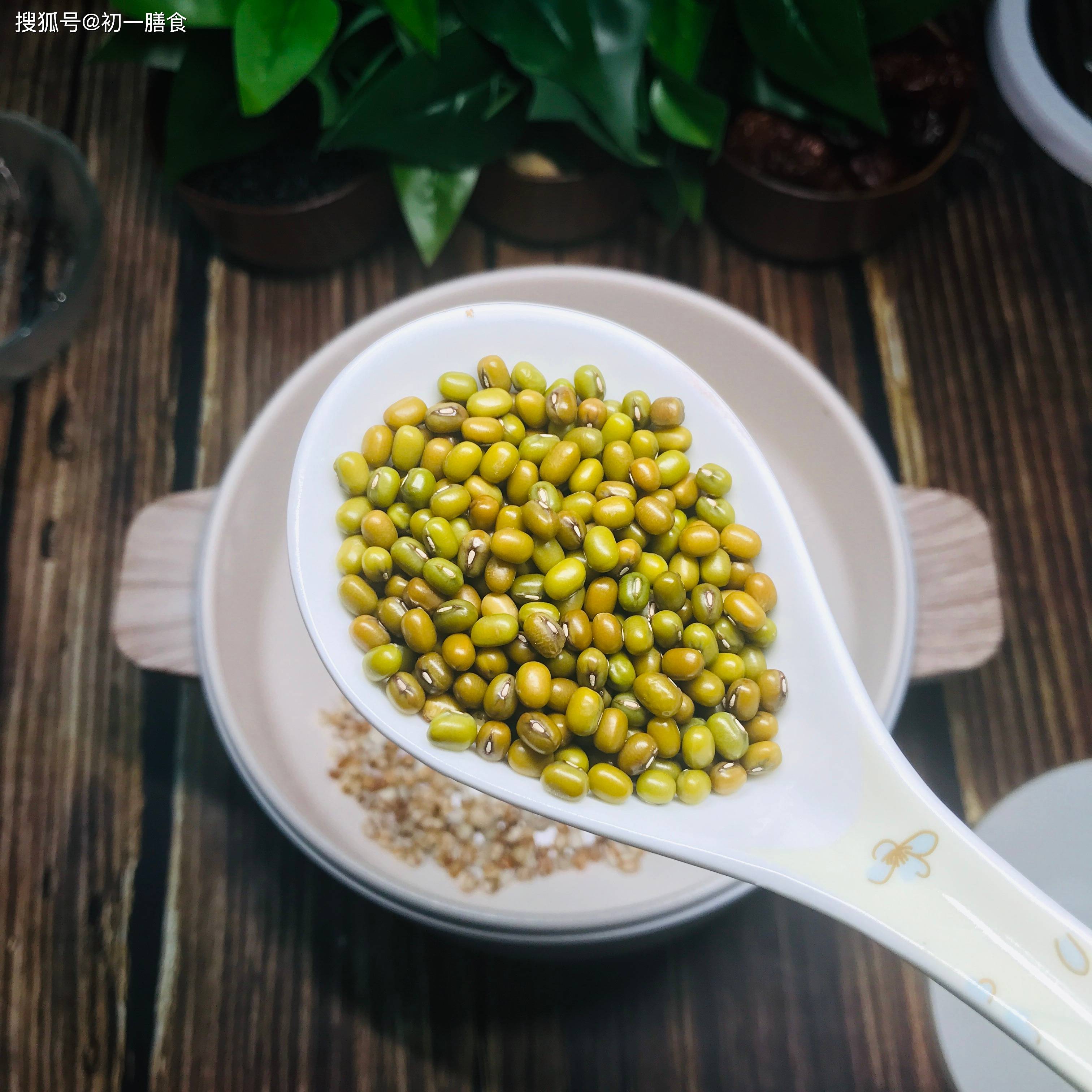 "夏吃豆,胜吃肉"之绿豆薏米汤_夏天_水分_汤汤