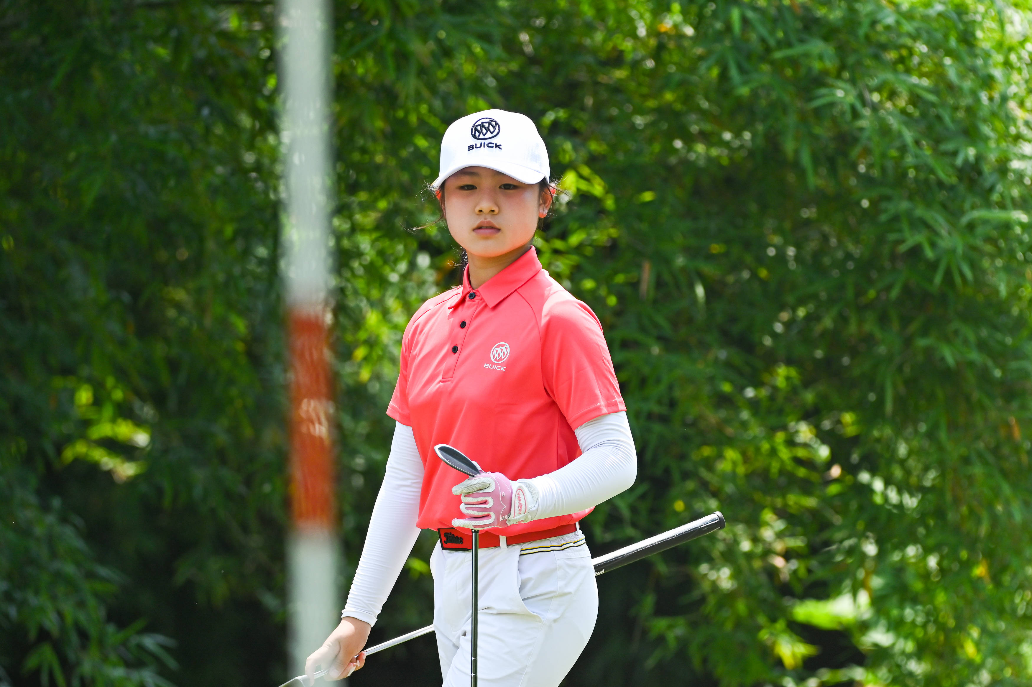 7鸟1鹰,交出惊人的63杆,以两轮-13收获在别克青少年高尔夫的首个冠军