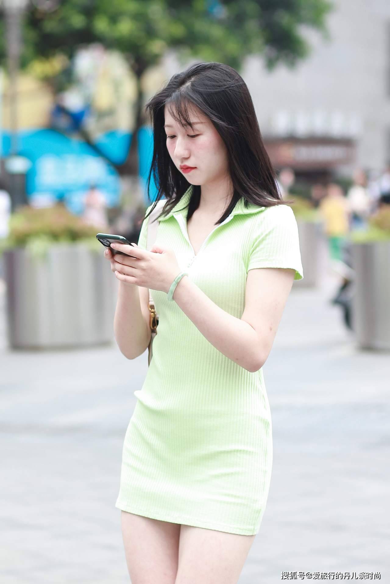 小姐姐一袭薄荷绿针织翻领连衣裙衬得肤色更加白皙搭白色绑带凉鞋个性