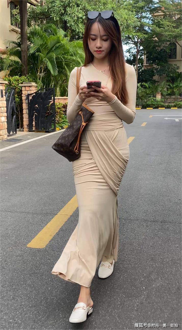 美女肉色紧身连衣裙是一位气质很好的美女_裙子_腰部_臀部