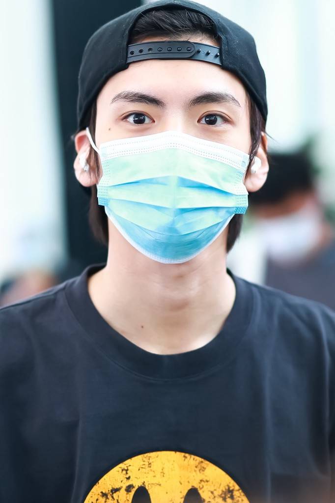 毕雯珺杭州机场出发眉清目秀学长风满满