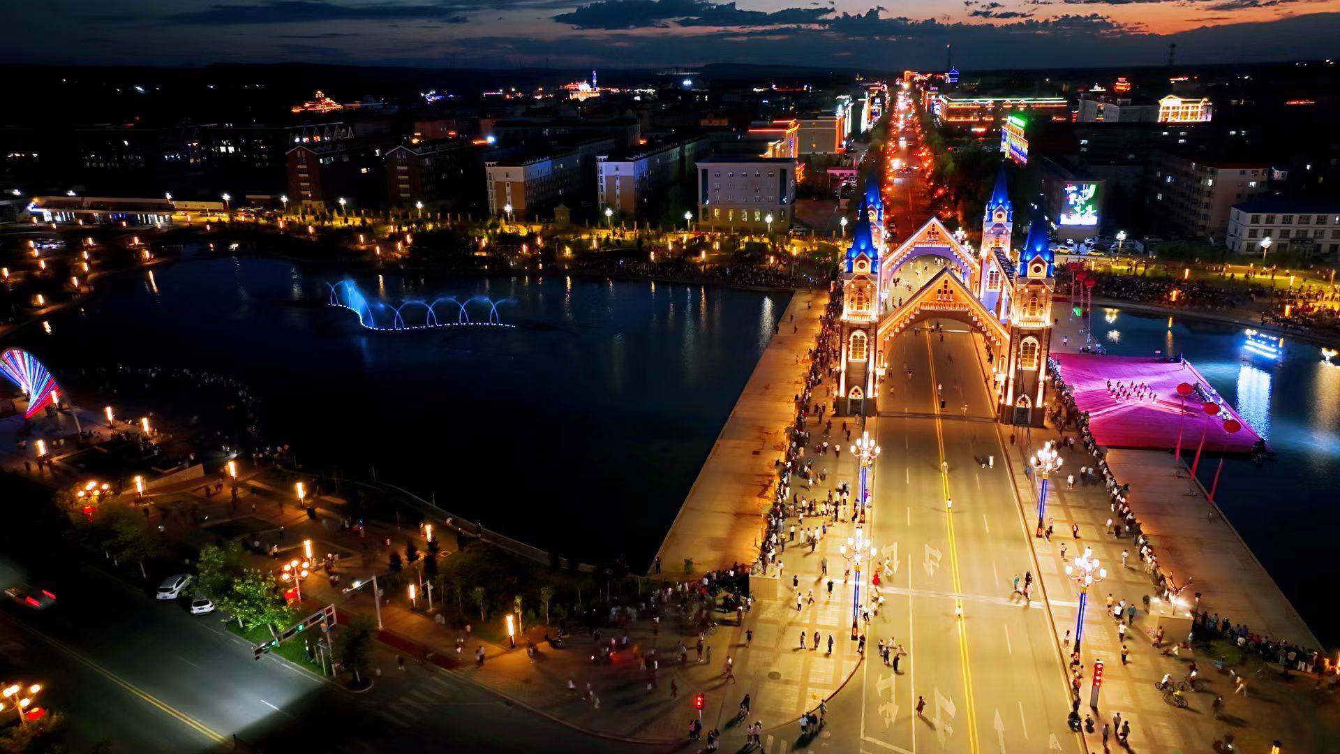 布尔津的夜景 岩上松/摄布尔津的夜景 岩上松/摄入夏后,"童话边城"