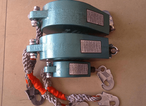 塔吊日检工作一定要佩戴好速差防坠器