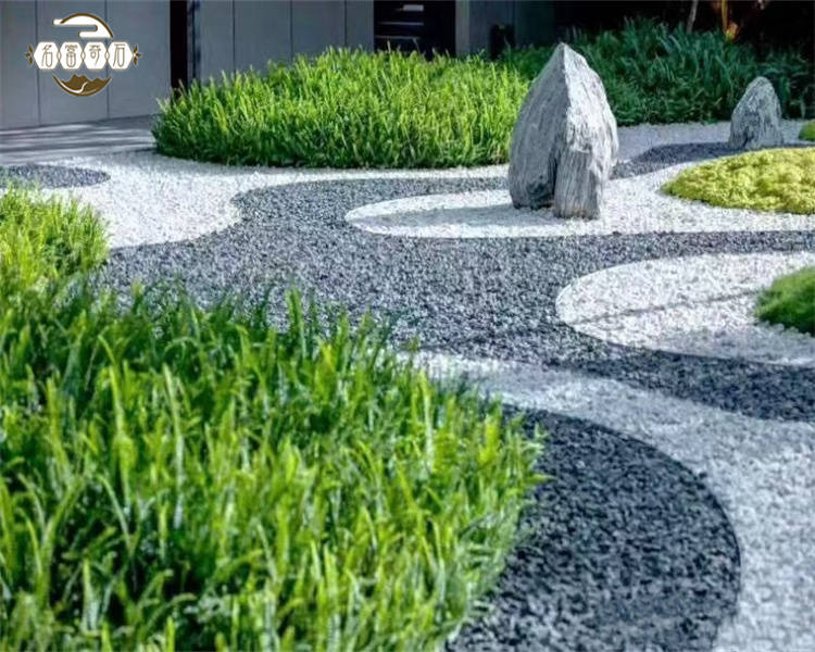 在自然风格的景观中,同样可以通过砾石来表达一种原始朴实的美感,就