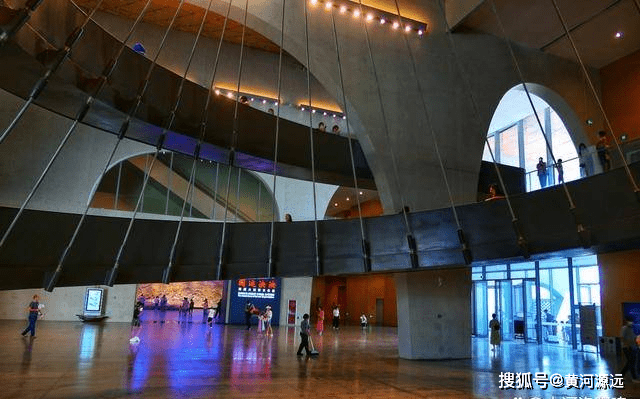 走进隋唐大运河文化博物馆，看内部结构的新异造型，学习摄影构成
