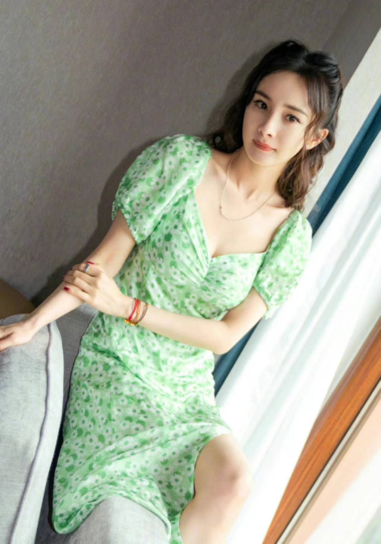 杨幂线上演唱会出发图来了，绿色碎花裙造型好美