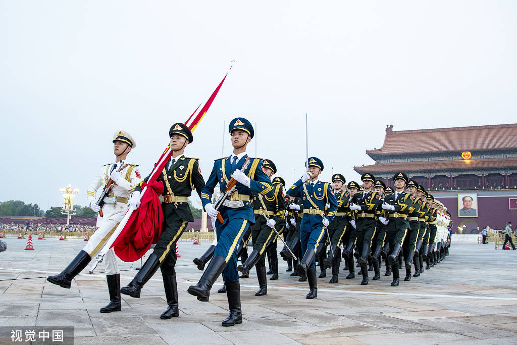 喜迎八一建军节 数万群众天安门广场观看升旗仪式-搜狐大视野-搜狐新闻