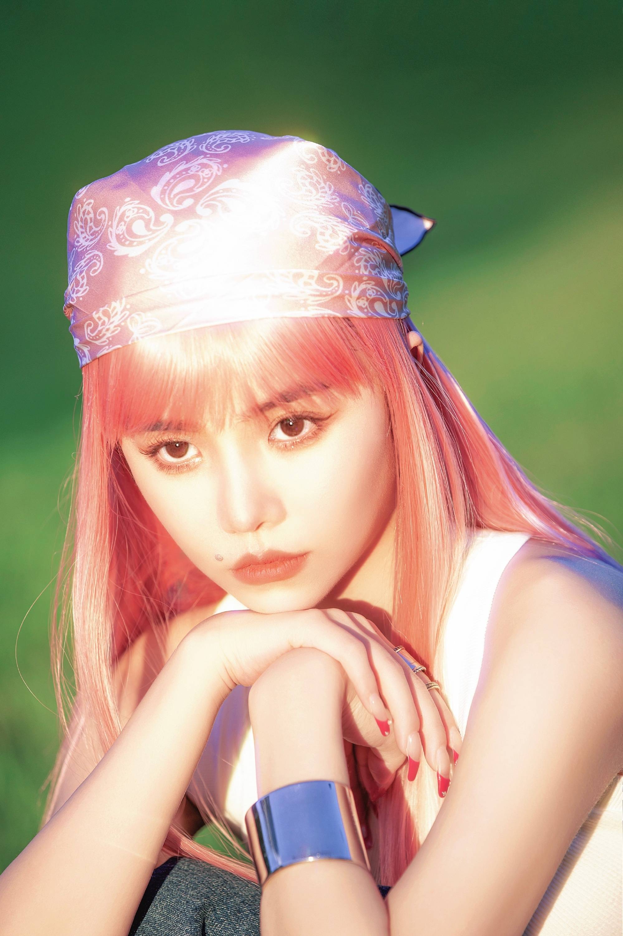 安崎发布粉发造型写真 日落时分慵懒唯美-搜狐大视野-搜狐新闻