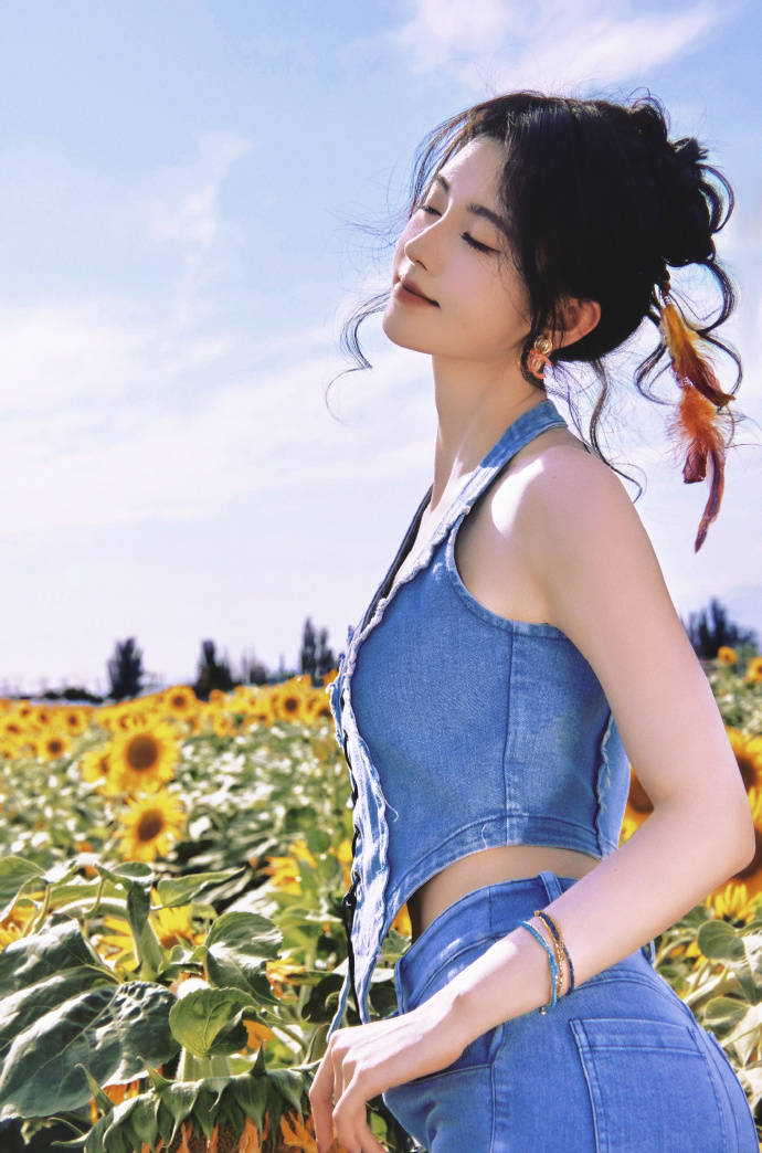 鞠婧祎穿牛仔套装化身向日葵女孩 露香肩美背