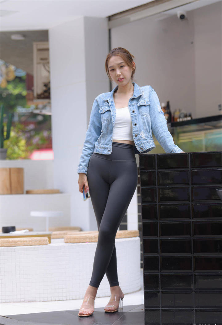 穿瑜伽裤的美女搭配一件紧身小t恤青春时尚彰显气质