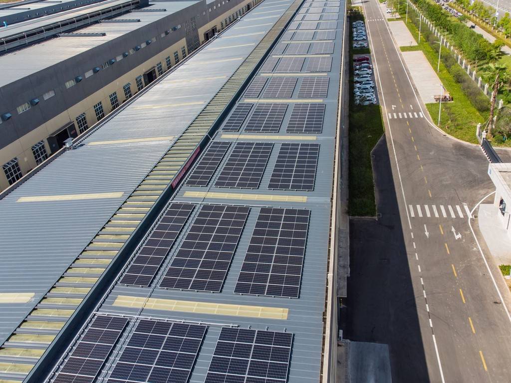 航拍该公司厂房屋顶分布式光伏发电项目一角