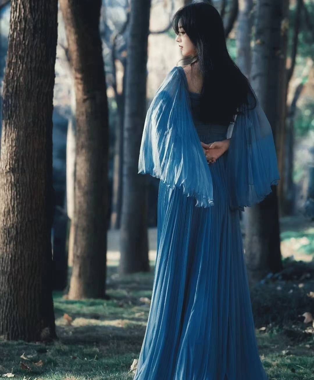 #赵丽颖# 蓝色纱裙如梦似幻，仙气逼人，穿越凡间