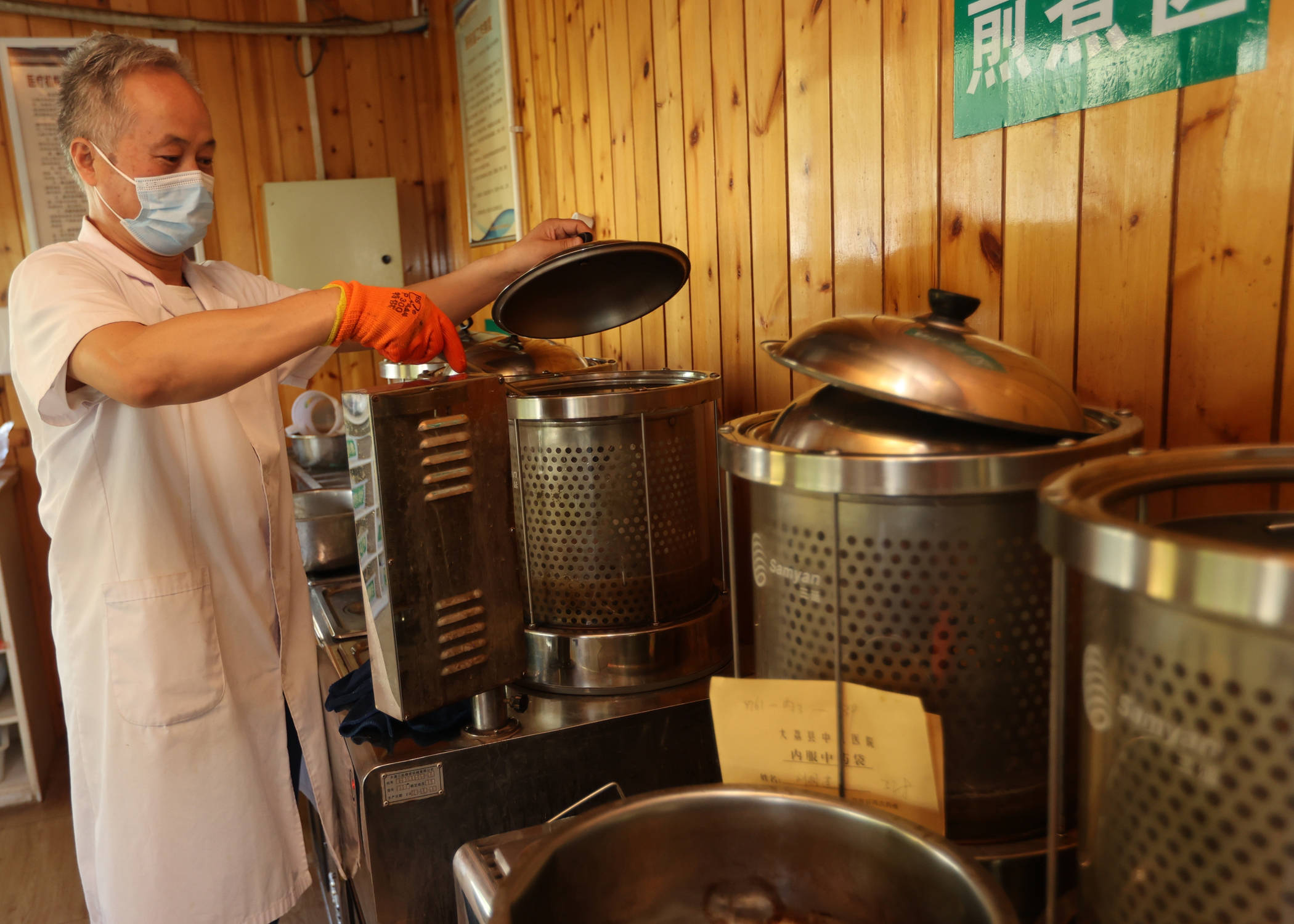 高温下的坚守:大荔中医院煎药工在38℃高温的煎药房里每天煎熬6个多