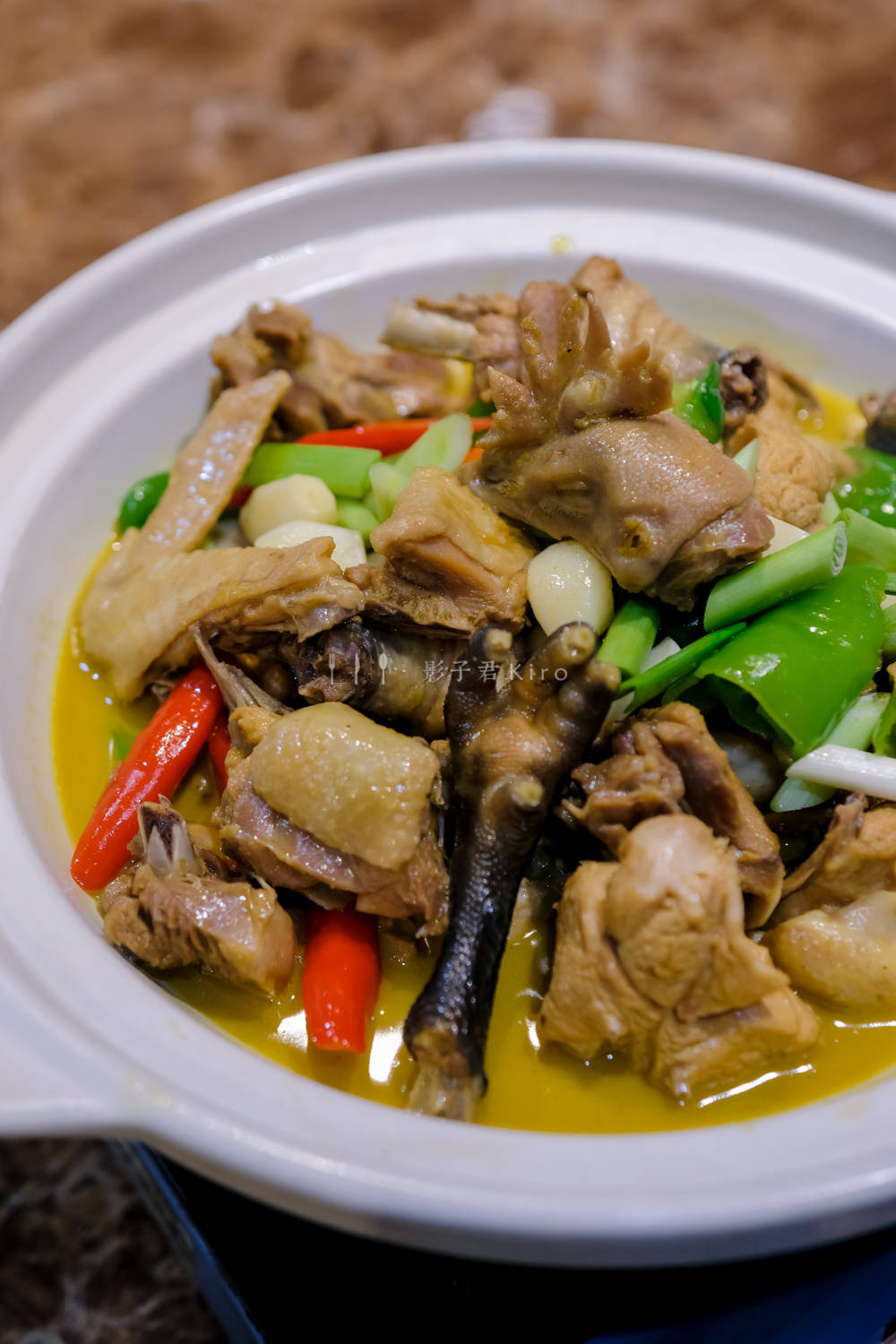 更有家常土鸡煲融入湘菜做法,香气扑鼻,嫩香营养.