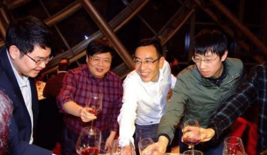 酒局上轮到你敬酒，老实人才说“我敬您”，聪明人都说这三句话