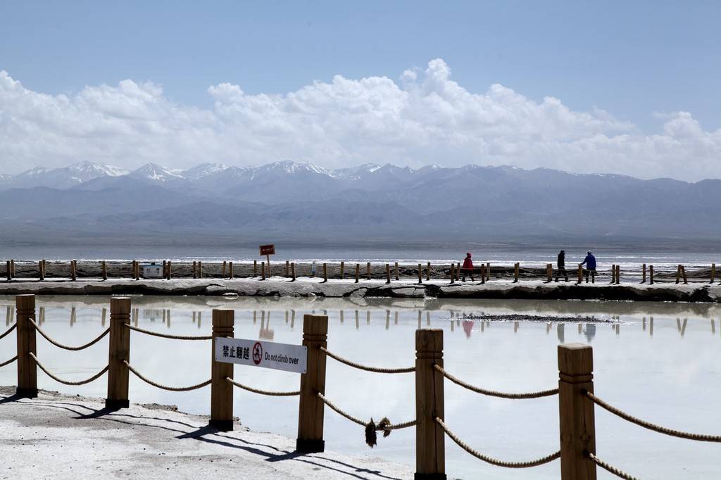 中国青海海西州茶卡盐湖风光如画