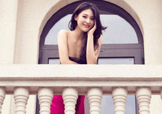 之后更是因为在《杀狼花》中,饰演杀狼花成员夏宝珠而被许多人喜欢