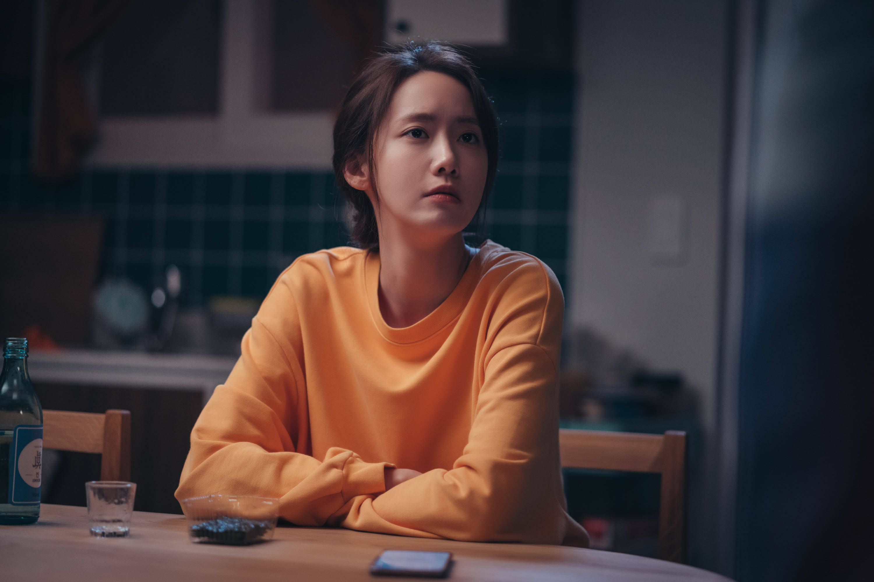 林允儿在mbc人气电视剧《黑话律师》中饰演为救活被冤枉的丈夫"朴昌浩