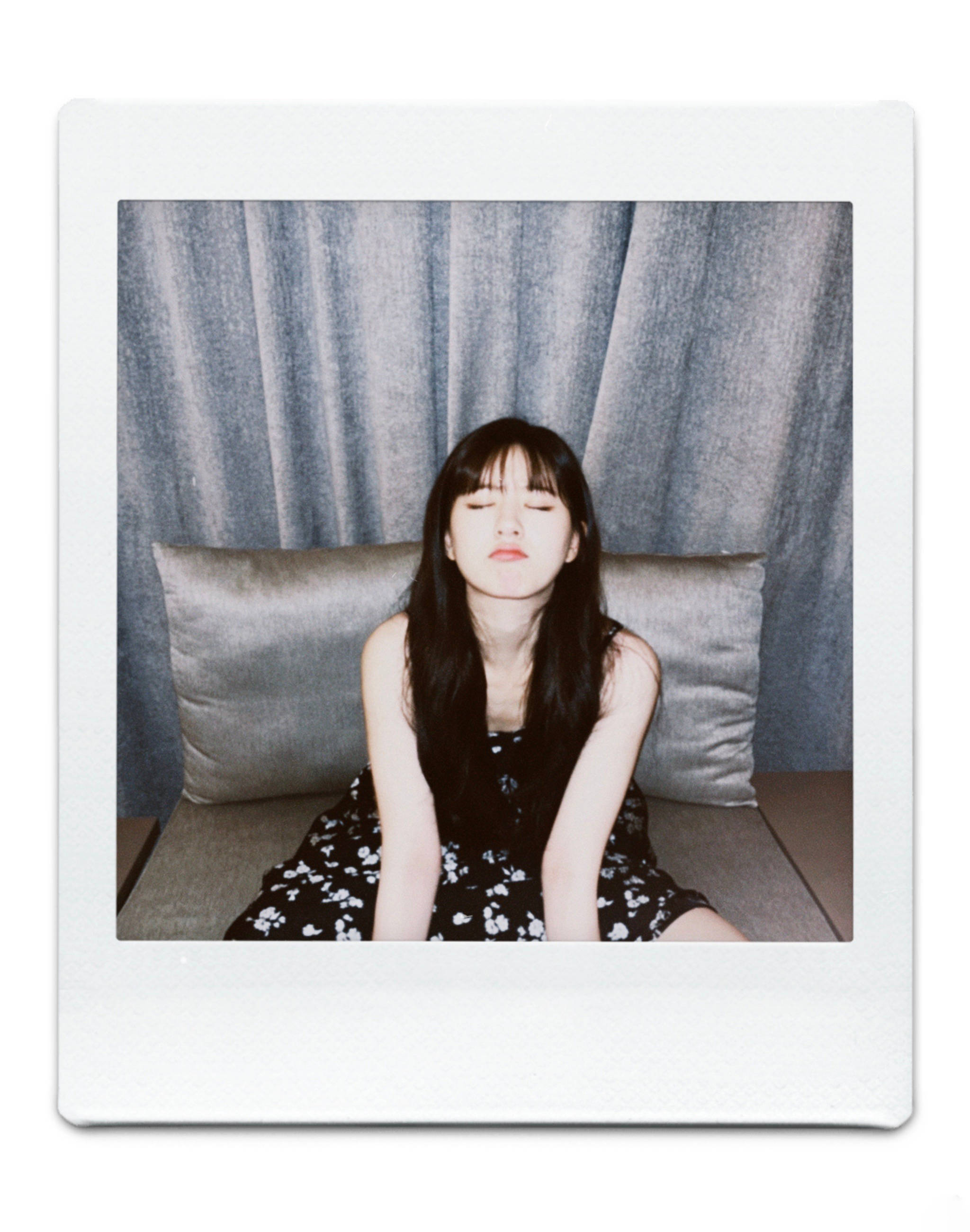 搜狐娱乐讯 8月18日晚,赵露思发布一组9宫格拍立得甜照,手持月亮形状