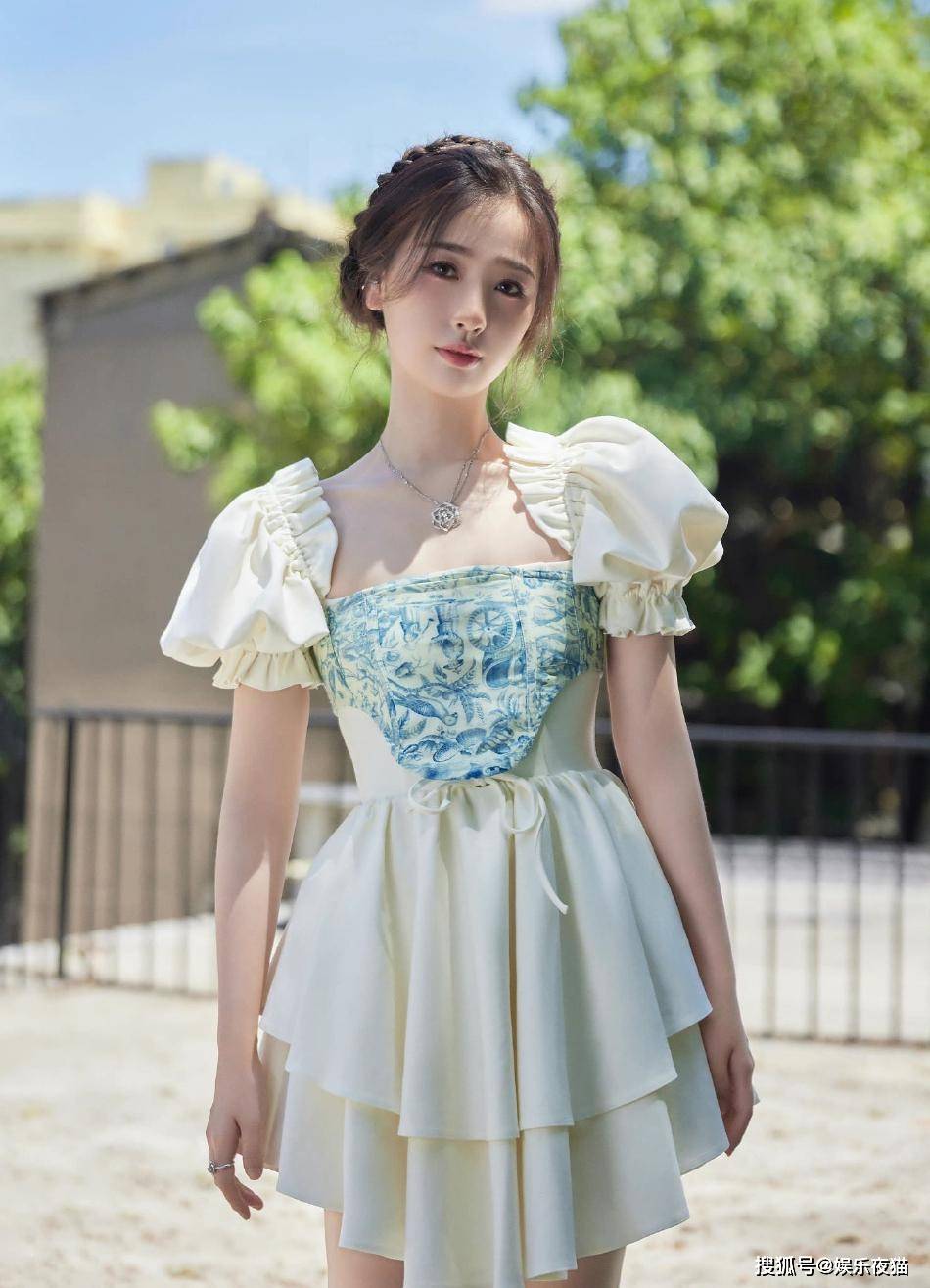 虞书欣最新户外写真，俏皮可爱少女感十足-搜狐大视野-搜狐新闻