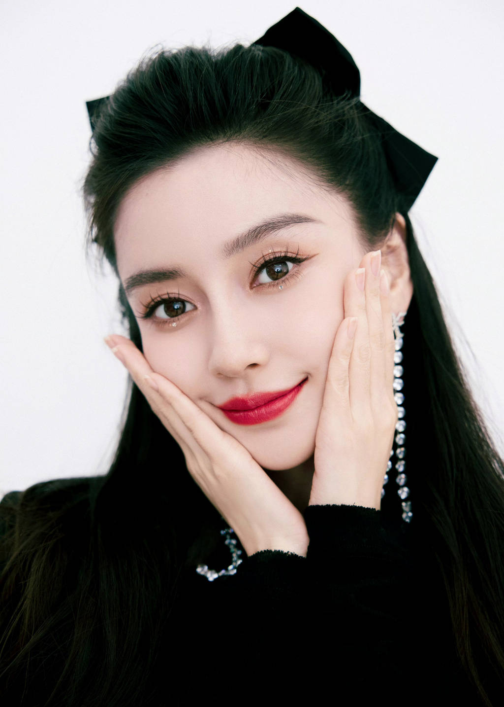杨颖穿黑裙变身猫系美少女 腰部镂空露出白皙肌肤-搜狐大视野-搜狐新闻