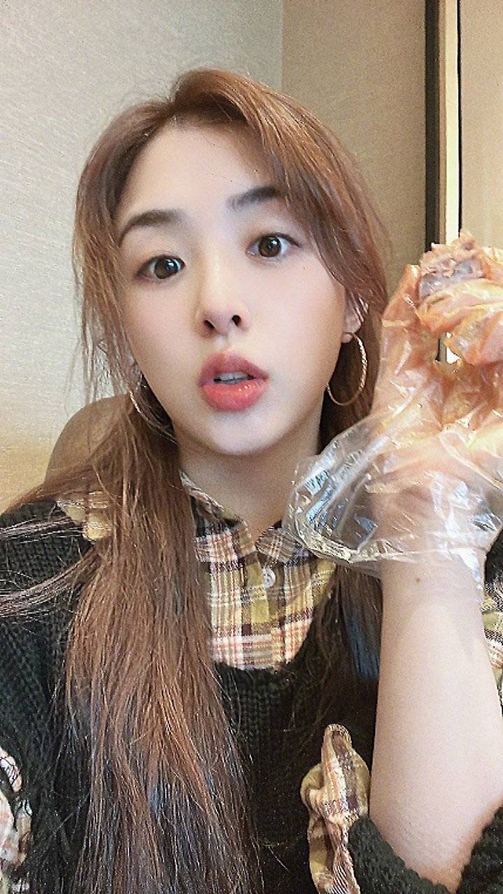 张含韵嗦鸭脖辣出粉嫩嘟嘟唇撅嘴自拍可爱满分