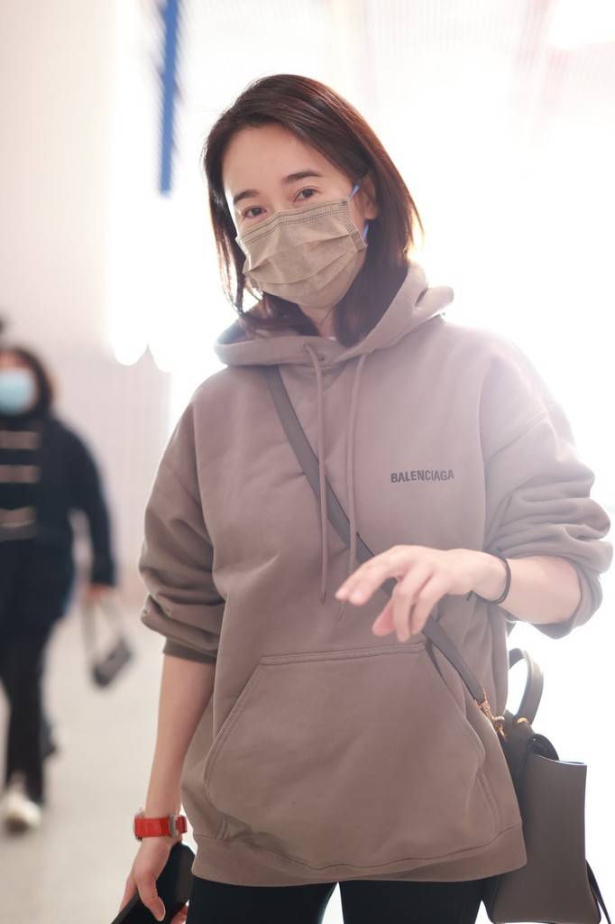 左小青现身北京机场 身着咖色连帽卫衣简约低调-搜狐大视野-搜狐新闻