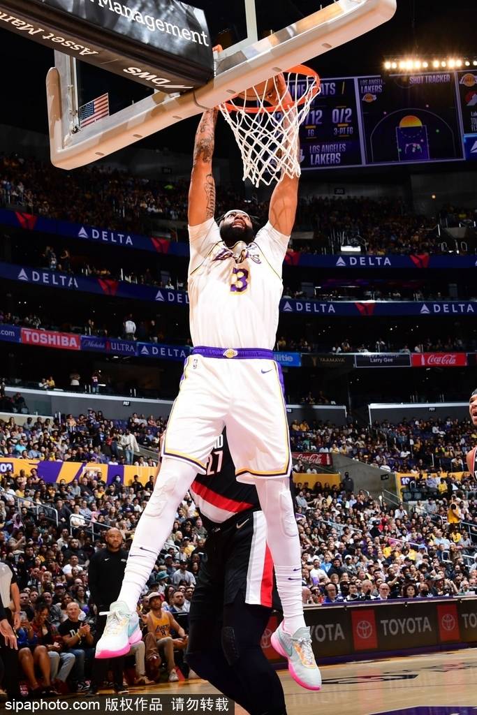 雷霆湖人激战正酣 新赛季对决引爆球迷期待