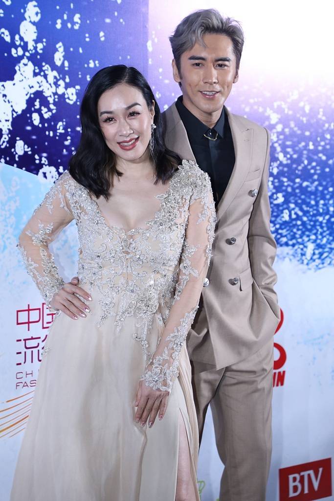 张伦硕背钟丽缇做俯卧撑 满脸通红还咬牙坚持-搜狐大视野-搜狐新闻