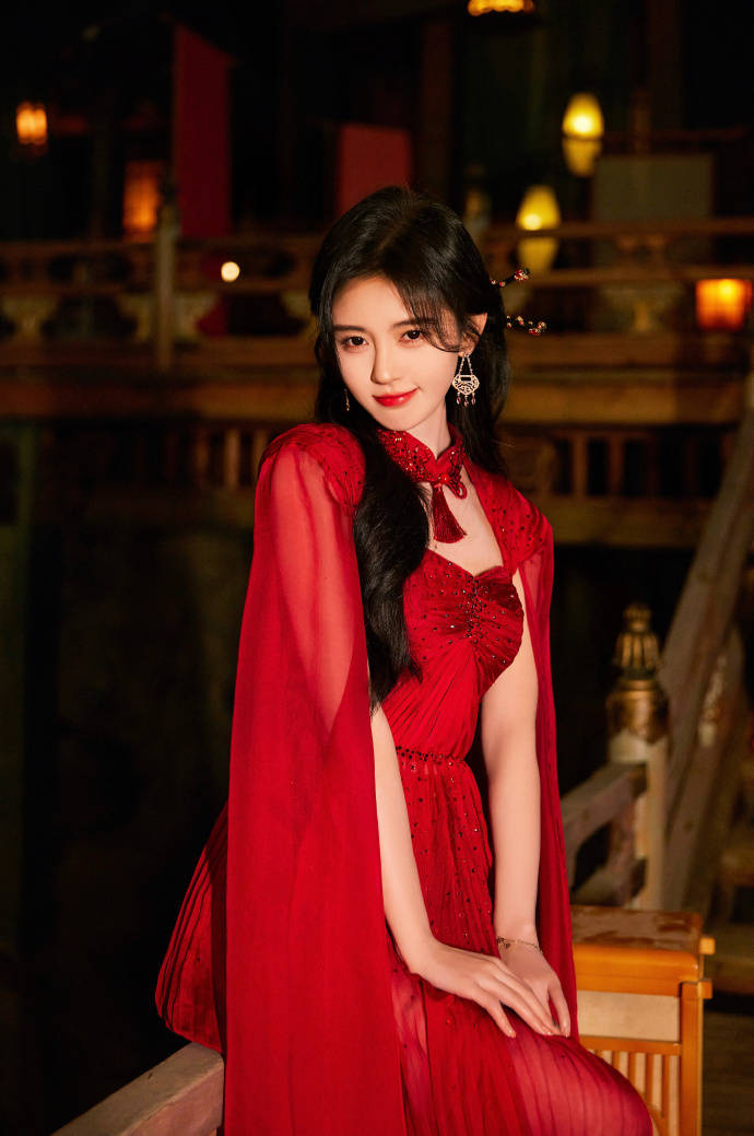 鞠婧祎身穿红衣披风造型惊艳 烈焰红唇性感妩媚