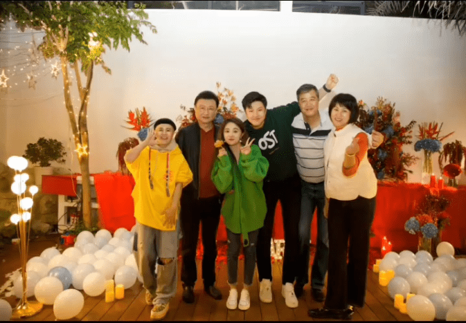 金龟子刘纯燕女儿被男友求婚 晒全家福老公罕现身-搜狐大视野-搜狐新闻