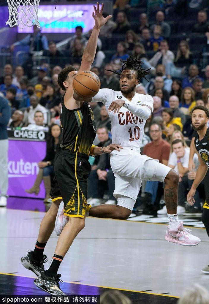 勇士队库里关键时刻三分绝杀引领球队逆转取胜