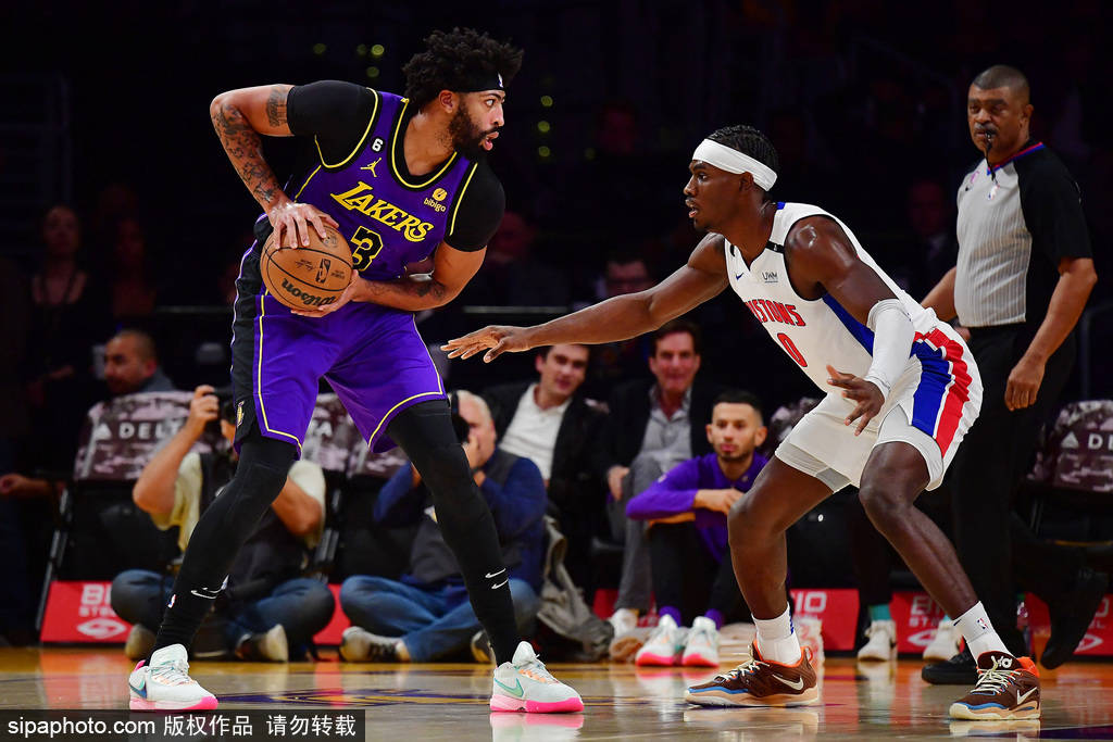 NBA直播浓眉强势回归砍下38分12篮板率队逆转取胜展现MVP级统治力